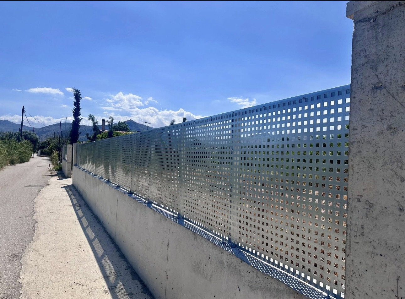 Περίφραξη με διάτρητη λαμαρίνα πάνω σε μάντρα