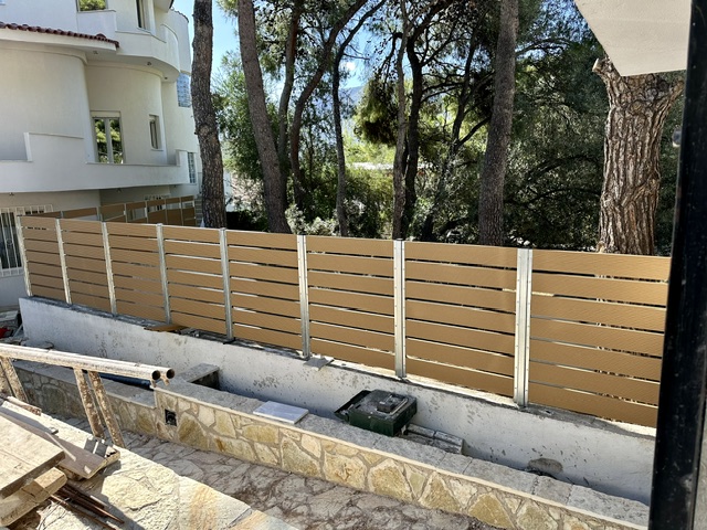 Περίφραξη WPC με οριζόντιες τάβλες — πραγματικό έργο